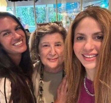 Shakira junto a Inés Pertiné (medio), la madre de su exnovio Antonio de la Rúa (Foto: Arab Shakira / Instagram)
