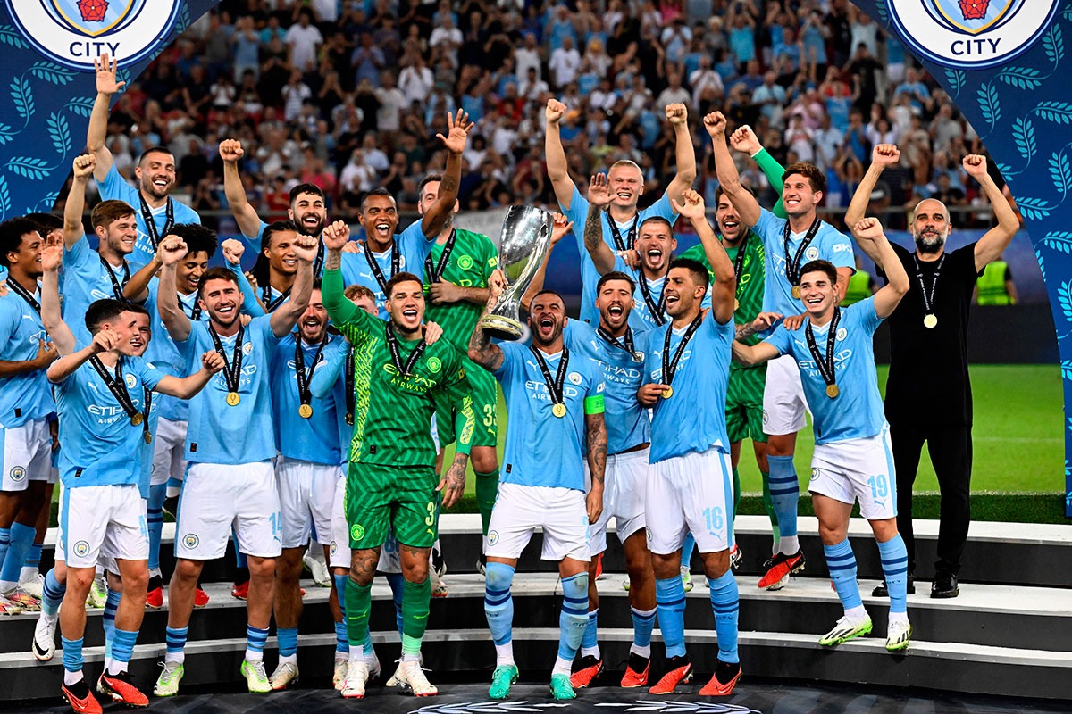 Manchester City logró su primer título de la temporada tras vencer 5-4 por penales a Sevilla en la Supercopa de Europa. (Foto: AFP)