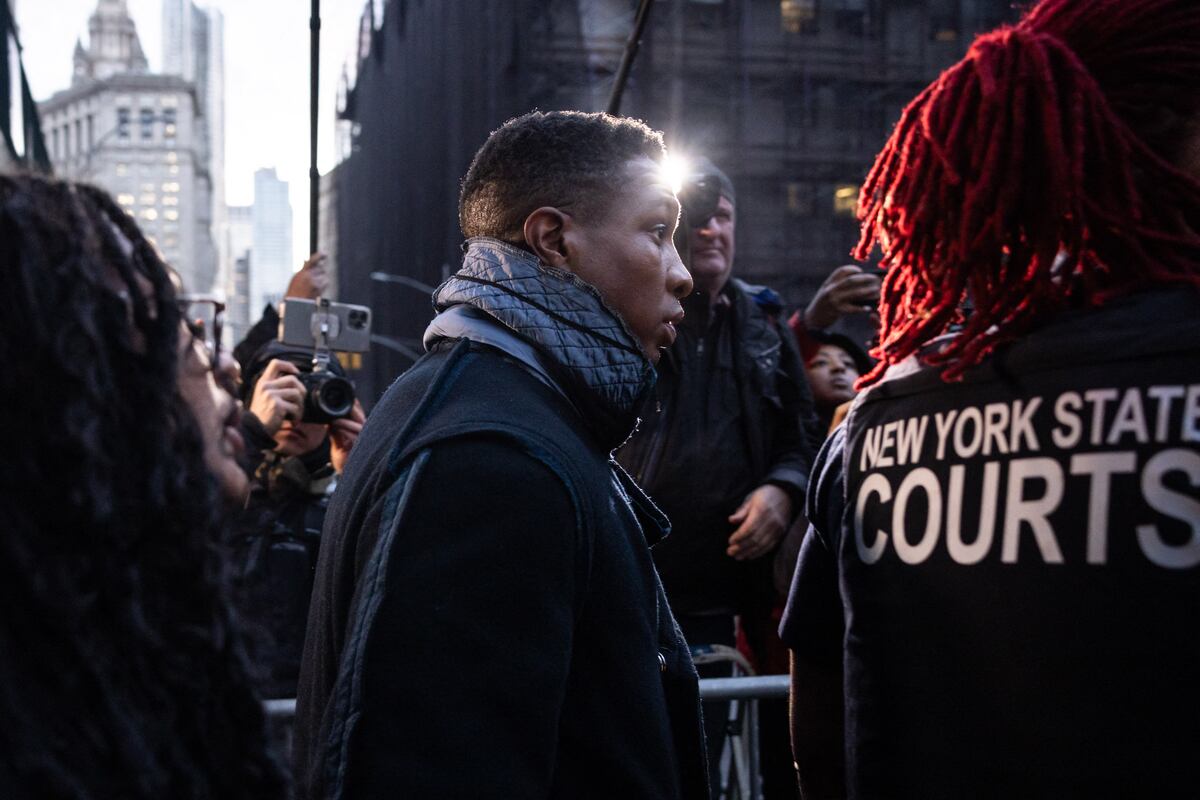 El actor Jonathan Majors saliendo de una corte en Manhattan, New York City, tras ser declarado culpable de un cargo de agresión en contra de su exnovia el 18 de diciembre de 2023 (Foto: AFP)