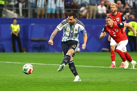 ¡Lionel Messi falló el 1-0 de penal! El ‘10’ la mandó afuera en el Argentina vs. Austria