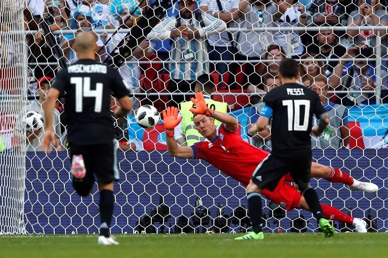 Messi pudo darle la victoria a Argentina frente Islandia en el primer partido de la fase de grupos de esta Copa del Mundo pero Messi falló. (Foto: Getty Images)