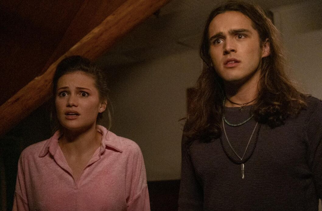 Olivia Holt como la versión joven de Pam Miller y Charlie Gillespie como la versión adolescente de Blake Hughes en "Totally Killer" (Foto: Blumhouse Television)