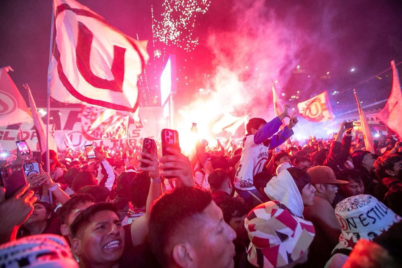 El banderazo de los hinchas de Universitario en Tarma. (Foto: Fernando Sangama / GEC)