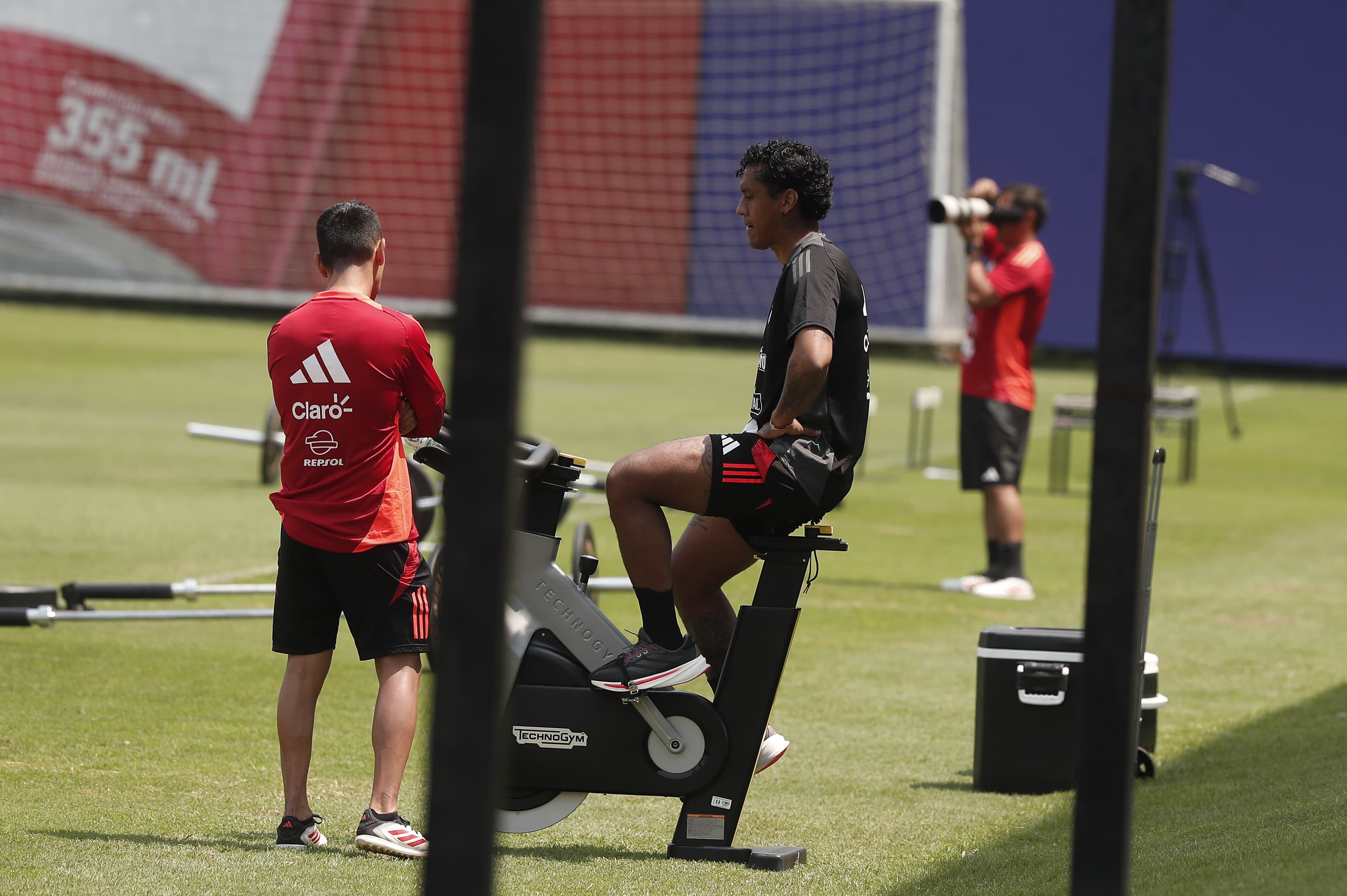 Renato Tapia realizando trabajos al costado del campo. (Foto: Jesús Saucedo / GEC)