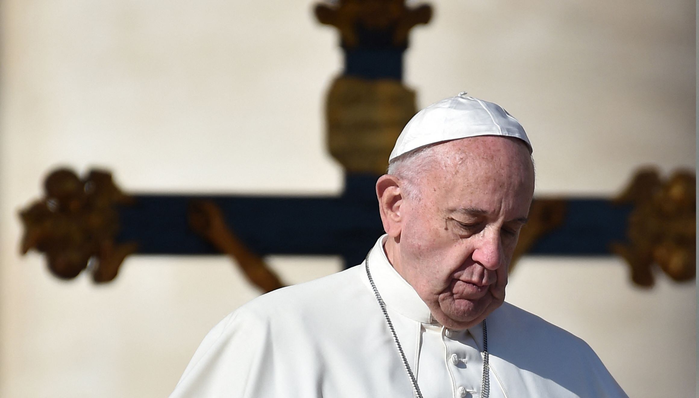 El primer papa jesuita y latinoamericano de la historia se implicó sin descanso en la defensa de los migrantes, el medio ambiente y la justicia social. (Foto: ALBERTO PIZZOLI / AFP)