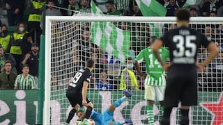 Claudio Bravo fue más: Santos Borré falló penal en Frankfurt vs. Betis por la Europa League [VIDEO]