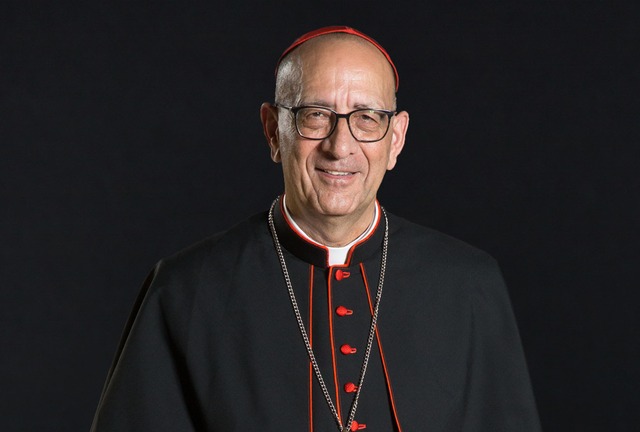 Cardenal Omella, cercano al papa Francisco, vive humildemente y dedica su carrera a la pastoral y la justicia social. Nacido en Cretas, España, fue misionero en Zaire y trabajó con Manos Unidas. Arzobispo de Barcelona desde 2015, su enfoque progresista y su defensa de los pobres reflejan la visión de Francisco. | Crédito: esglesia.barcelona