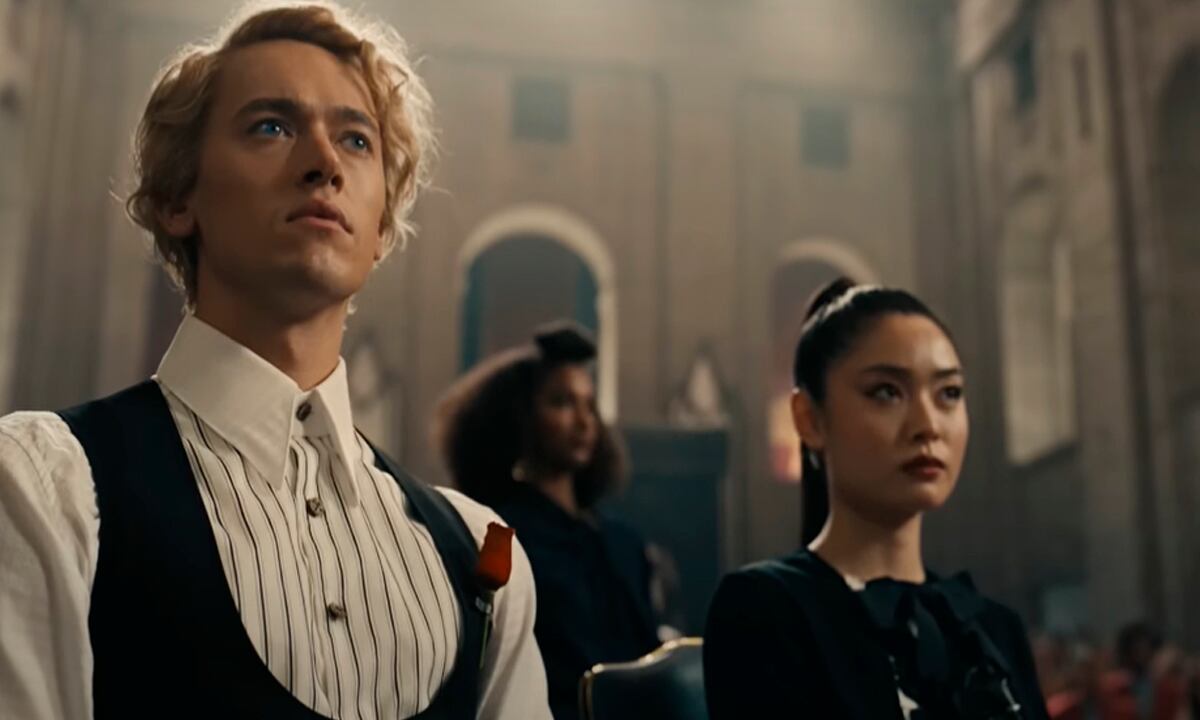 Coriolanus Snow y Clemensia Dovecote en el anuncio de los mentores en “Los Juegos del Hambre: Balada de Pájaros Cantores y Serpientes” (Foto: Lionsgate)