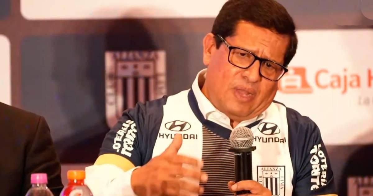 Jorge Solís Espinoza, presidente del Directorio de Caja Huancayo, destacó el convenio firmado para patrocinar a un club tan grande como Alianza Lima. (Foto: Difusión)