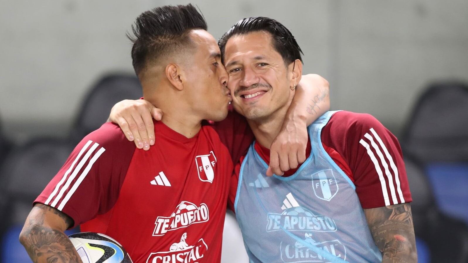La postal de Christian Cueva y Gianluca Lapadula, en la previa del Perú vs. Japón. (Foto: @SeleccionPeru)