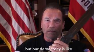 Arnold Schwarzenegger despide a Donald Trump con la espada de ‘Conan el Bárbaro’