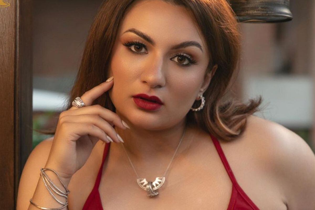 Jane Garrett fue la representante de Nepal en el certamen de belleza más importante de 2023. Ella está muy orgullosa de sus curvas (Foto: @aayushofficial / Instagram)