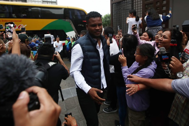 Plantel de Alianza Lima visitó el templo de Las Nazarenas, como parte de la tradición religiosa que tiene el club por el Señor de los Milagros. (Foto: jorge.cerdan/@photo.gec)