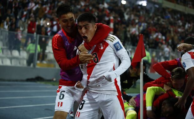 Piero Quispe ingresó desde el banco y dio una asistencia para el triunfo peruano ante Uruguay. Acá celebra junto a Jorge Murrugarra. (Foto: GEC)