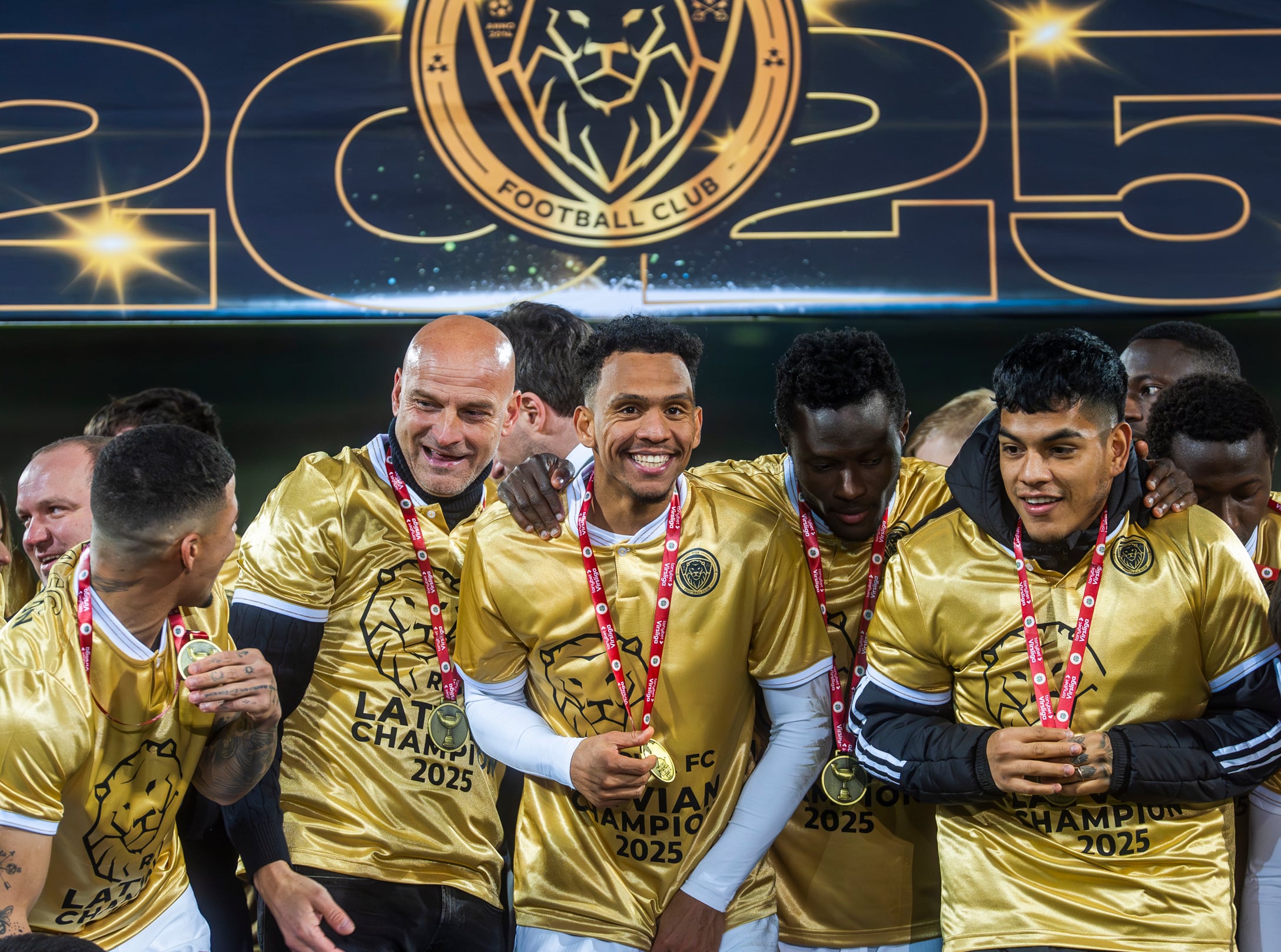 Joao Grimaldo en medio de las celebraciones del título de la liga de Letonia. (Foto: Riga FC)