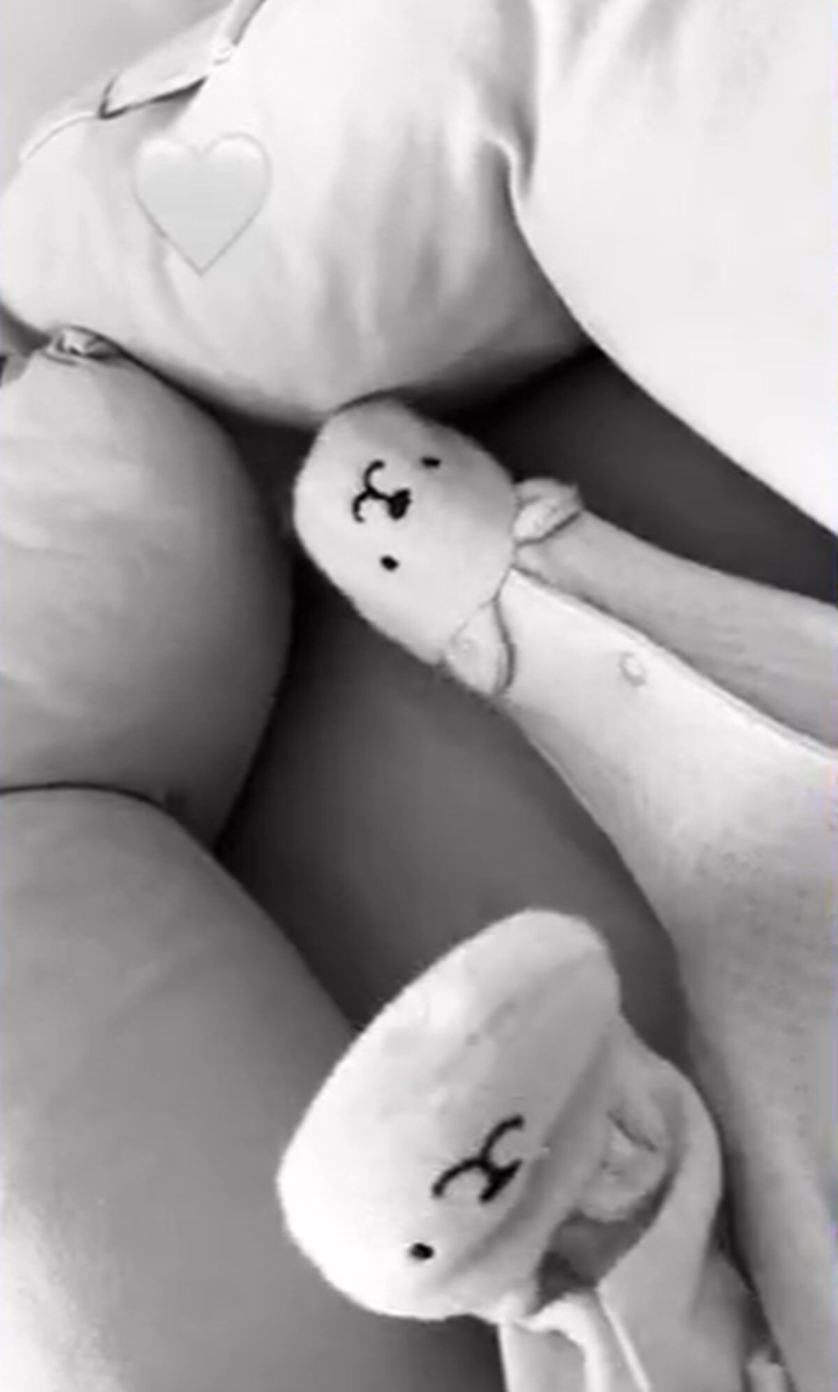 La grabación de la reina paraguaya mostrando los pies de su bebé (Foto: Nadia Ferreira / Instagram)