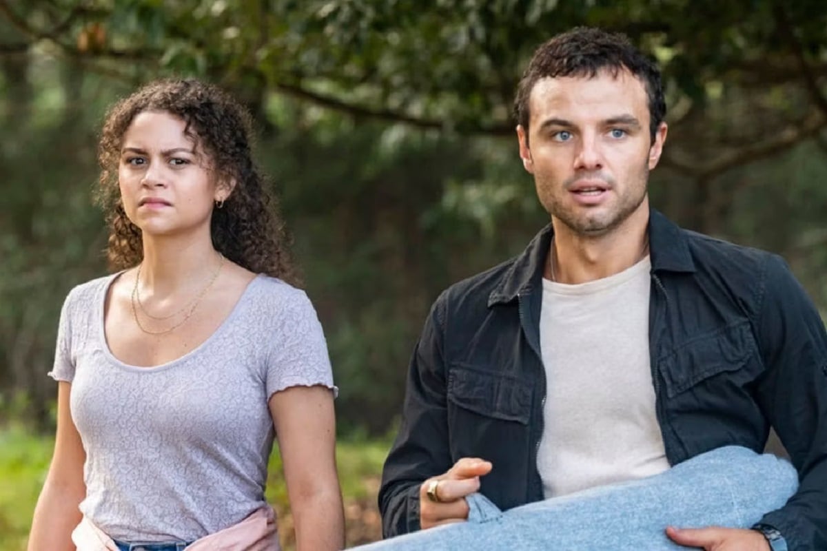 Lily Santiago interpreta a Veronica Castillo y Josh McKenzie interpreta a Lucas Hayes la temporada final de la serie de ciencia ficción "La Brea" (Foto: NBC)