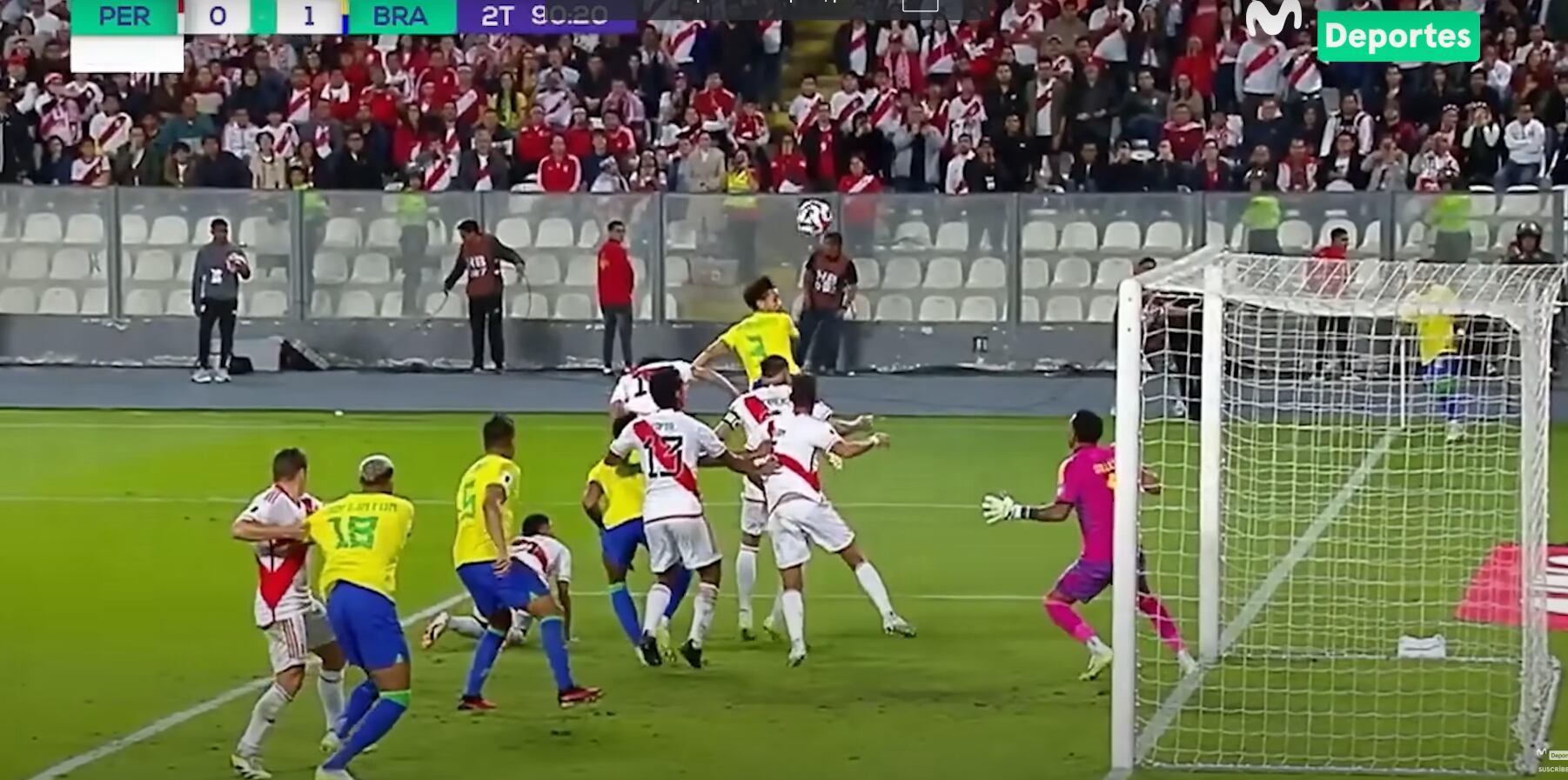 Marquinhos anticipó en el primer palo y metió un cabezazo directo al arco. (Foto: Movistar)