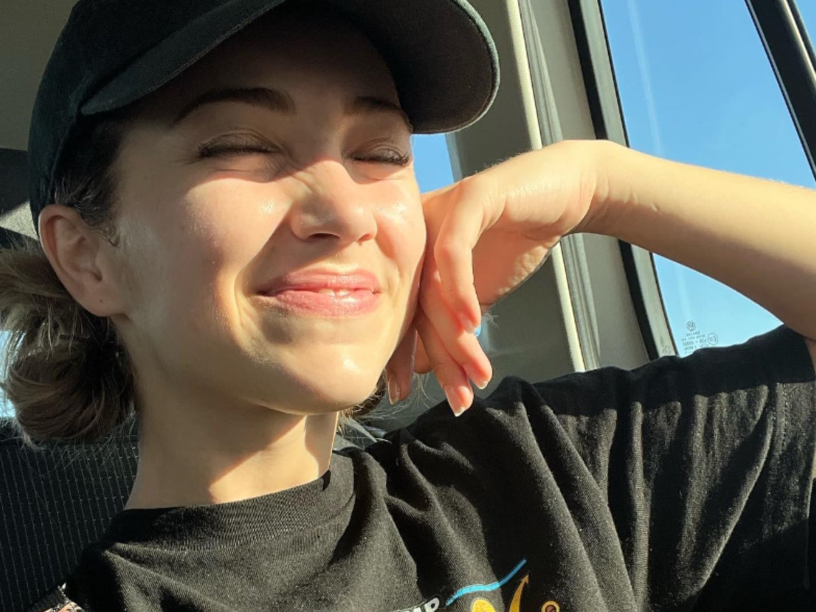 La actriz sonriendo en una instantánea para sus millones de seguidores (Foto: Emily Rudd / Instagram)