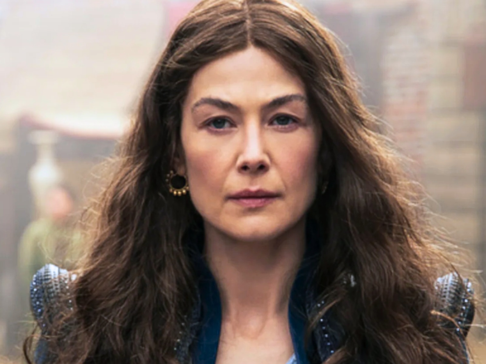 Rosamund Pike retoma su papel como Moiraine Damodred en la temporada 2 de “La rueda del tiempo” que se estrena esta semana (Foto: Amazon Studios)