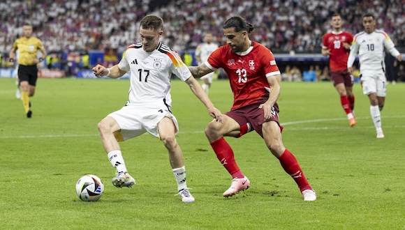 El alemán Florian Wirtz, a la izquierda, en acción contra el suizo Ricardo Rodríguez, a la derecha, durante el partido de fútbol del Grupo A de la Eurocopa 2024 entre Suiza y Alemania, en Fráncfort del Meno (Alemania), el 23 de junio de 2024.| Crédito: EFE / EPA / Peter Klaunzer