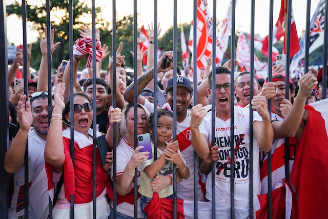 Los hinchas peruanos realizaron un banderolazo en apoyo a la Selección Peruana antes de su debut contra Chile en la Copa América 2024. (Foto: Bicolor).