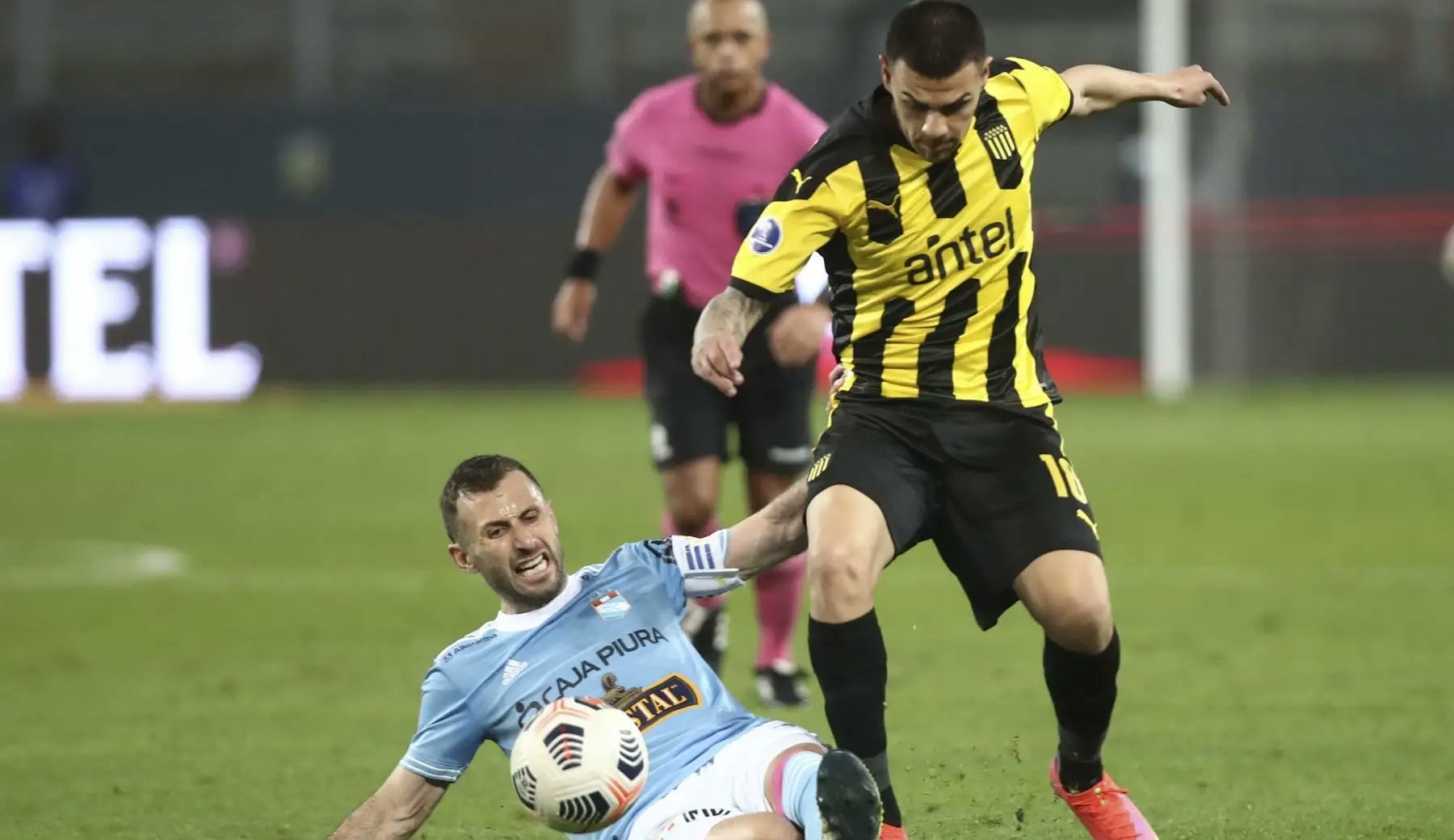Agustín Álvarez Wallace enfrentó a Sporting Cristal con la camiseta de Peñarol. (Foto: AFP)