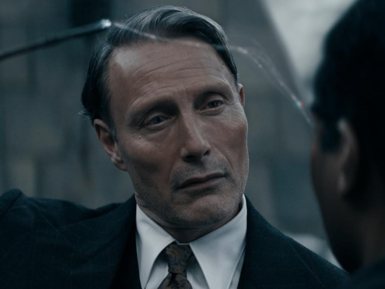 Mads Mikkelsen como Gellert Grindelwald, el villano de la película "Animales fantásticos: Los secretos de Dumbledore" (Foto: Heyday Films)