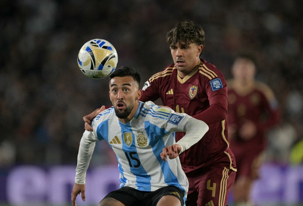 Argentina's forward #15 Nicolas Gonzalez and Venezuela's defender #04 Jon Aramburu fight for the ball during the 2026 FIFA World Cup South American qualifiers football match between Argentina and Venezuela at the Mas Monumental stadium in Buenos Aires on September 4, 2025. (Photo by JUAN MABROMATA / AFP)