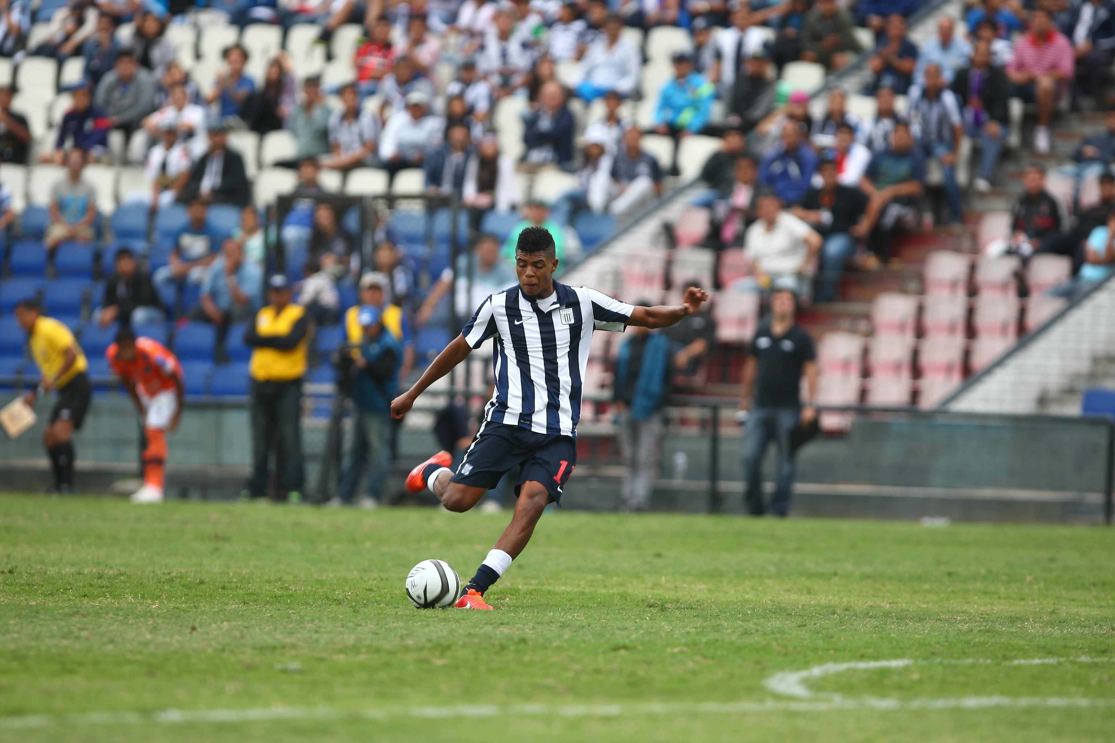 Jugó solo tres partidos con Alianza Lima en el 2012, pero en los dos años posteriores fue la gran apuesta juvenil del club blanquiazul. Su temprana consolidación le permitió emigrar a Portugal, aunque luego volvió al fútbol peruano intermitentemente. Integró la lista mundialista de la selección peruana en Rusia 2018.