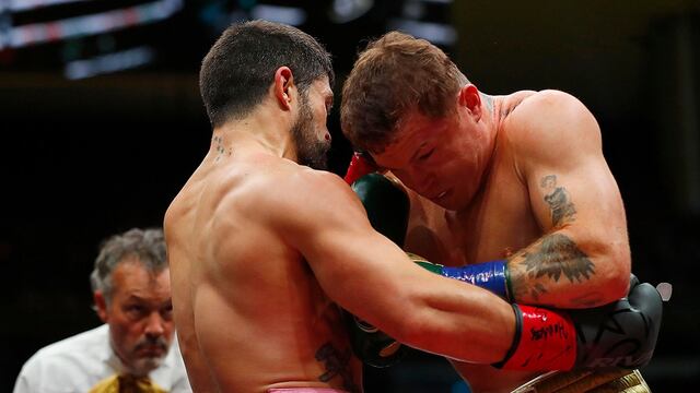 Sigue siendo el rey: Canelo Álvarez ganó por decisión unánime ante John Ryder