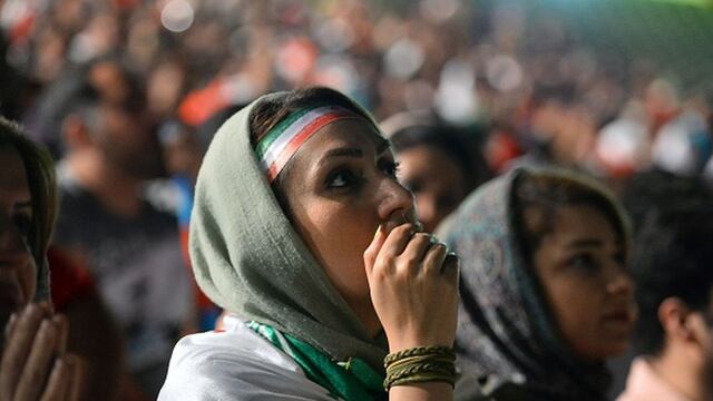 Sufriendo juntos: mujeres iraníes vieron el Irán vs. Portugal a pesar de prohibición de radicales