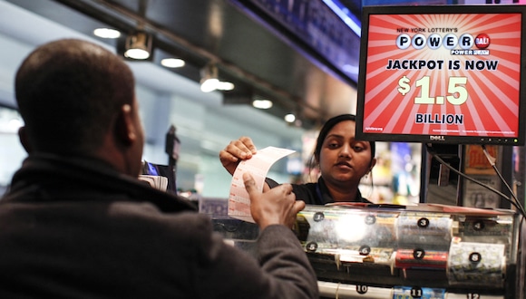 Un señor comprando un boleto de Powerball con la esperanza de que, quizá, pueda llevarse cualquier premio. (Foto: AFP)