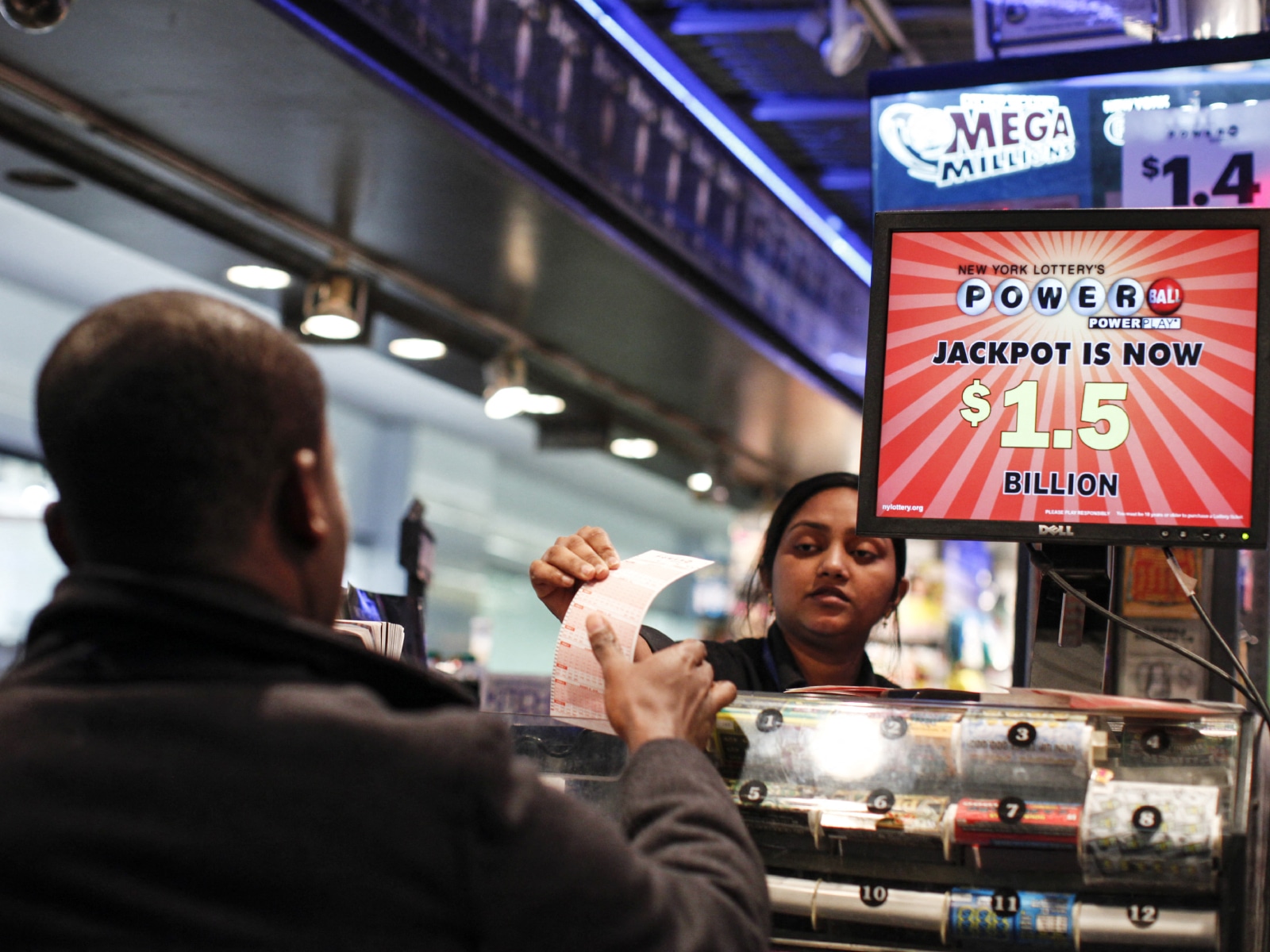 Un señor comprando un boleto de Powerball con la esperanza de que, quizá, pueda llevarse cualquier premio. (Foto: AFP)