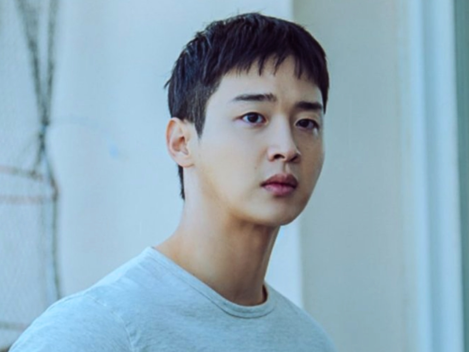 En "Como Flores en la Arena", Jang Dong-yoon da vida a Kim Baek-doo, un hábil luchador de peso mosca del equipo de ssireum de la oficina del condado de Geosan (Foto: AStory)