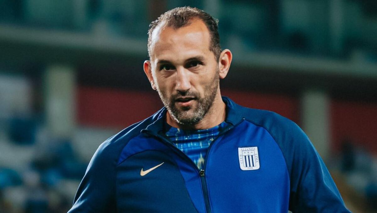 Hernán Barcos no terminó el partido por problemas en una de sus pantorrillas. (Foto: Alianza Lima)