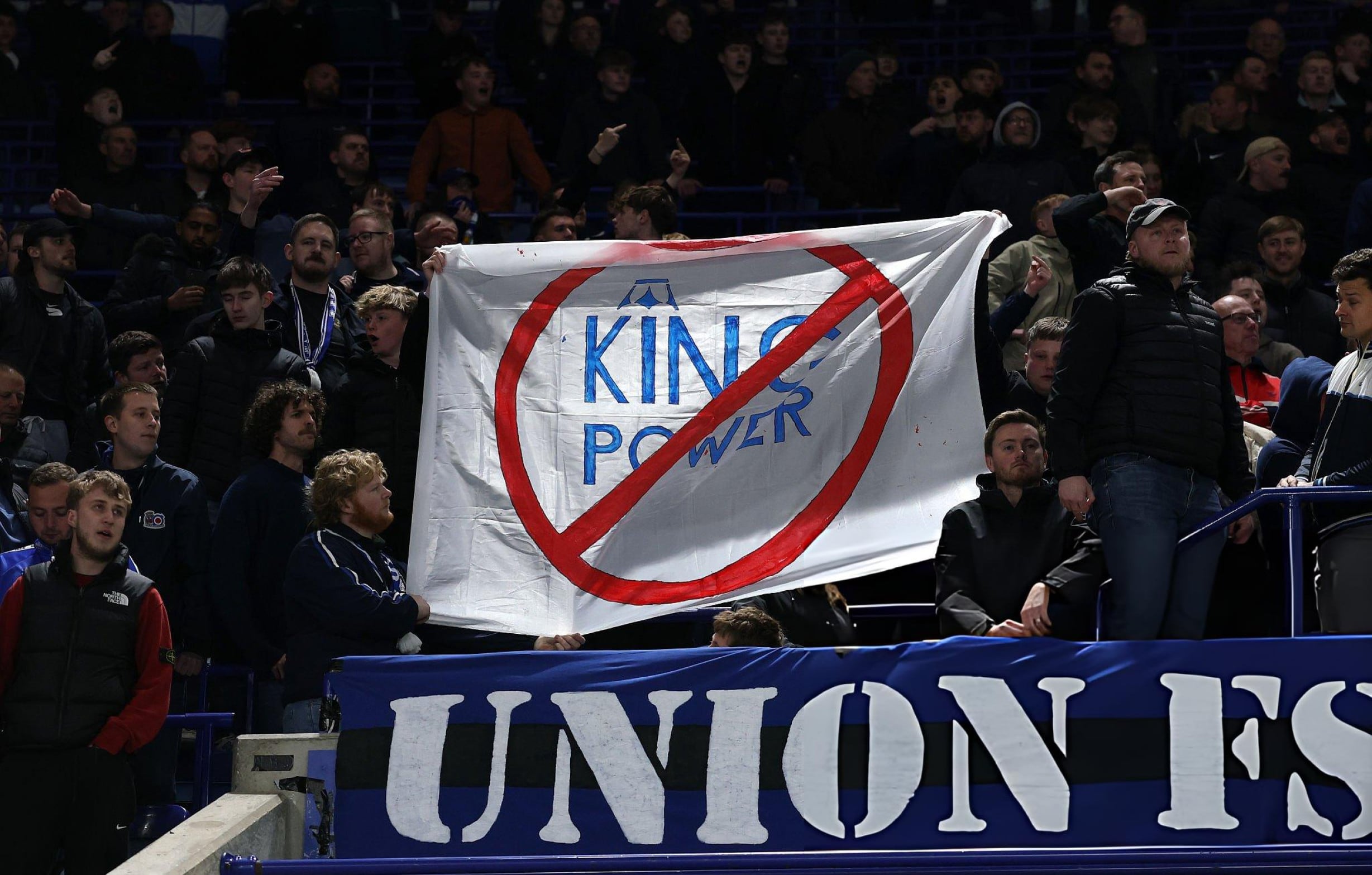 La decepción de los hinchas del Leicester City en el King Power Stadium. (Foto: Getty Images)