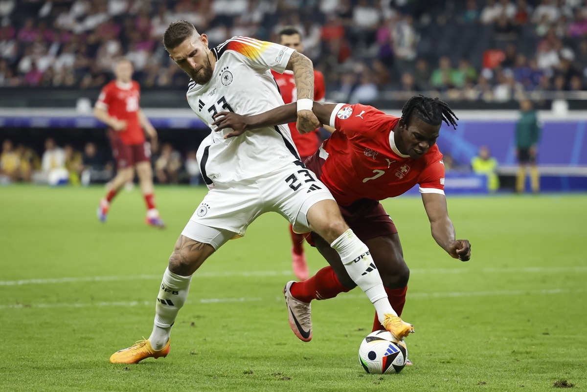 El alemán Robert Andrich, a la izquierda, en acción contra el suizo Breel Embolo, a la derecha, durante el partido de fútbol del Grupo A de la Eurocopa 2024 entre Suiza y Alemania, en Fráncfort del Meno, Alemania, 23 de junio de 2024. | Crédito: EFE / EPA / Peter Klaunzer