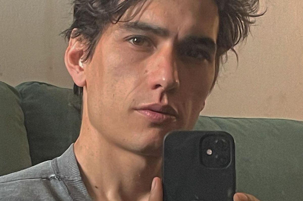 El actor tomándose una foto frente al espejo con su celular (Foto: Enzo Vogrincic / Instagram)