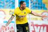 ¡Apareció en el área! Gol de Alexander Callens para el 1-0 del AEK Atenas vs. Lamia