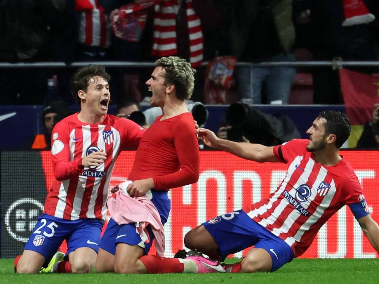 Antoine Griezmann celebra el tanto de la victoria del Atlético Madrid que hizo durante en la prórroga del derbi contra el Real Madrid. (Foto: AFP)
