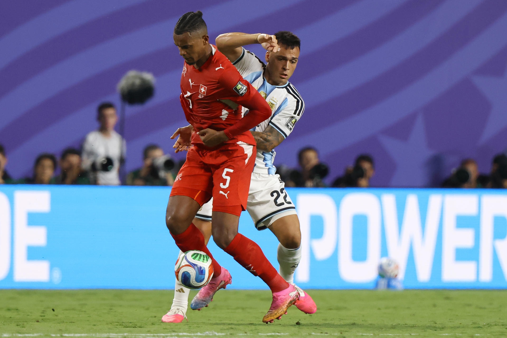 ¡Explotó Akanji! Defensor de Suiza cargó contra el arbitraje tras caer ante Argentina (FOTO: EFE)