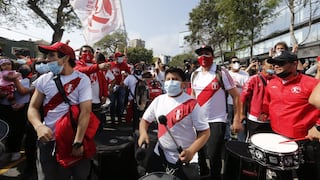 Antes del viaje a Caracas: el banderazo de los hinchas en el hotel de la Selección Peruana