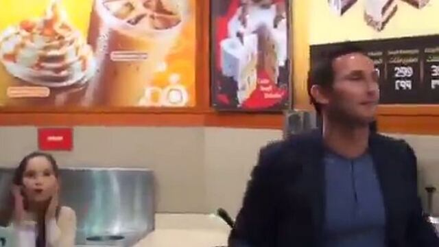 Youtube: Frank Lampard dejó boquiabiertas a sus hijas con este acto en heladería