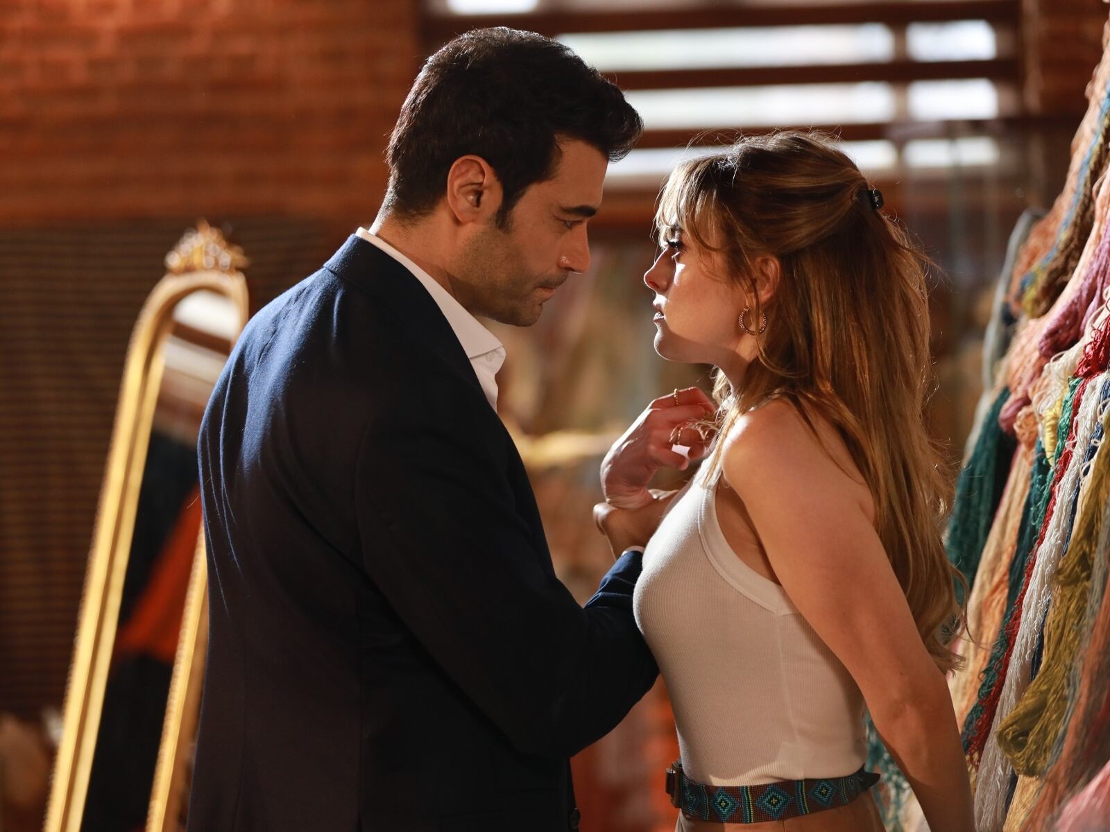 Los protagonistas de la telenovela turca "Amor imposible" (Foto: Fox TV)