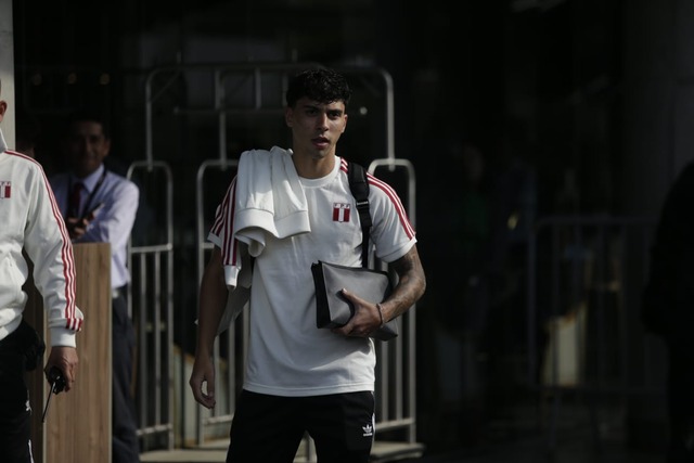 Con la indumentaria retro, la Selección Peruana partió rumbo al aeropuerto, para viajar a La Paz y disputar las Eliminatorias. (Foto: César Bueno @photo.gec)