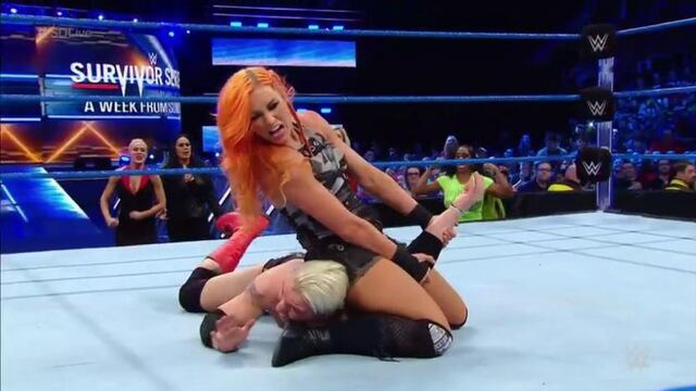 ¡Gran lección! Becky Lynch humilló a James Ellsworth con una palanca al brazo en SmackDown [VIDEO]