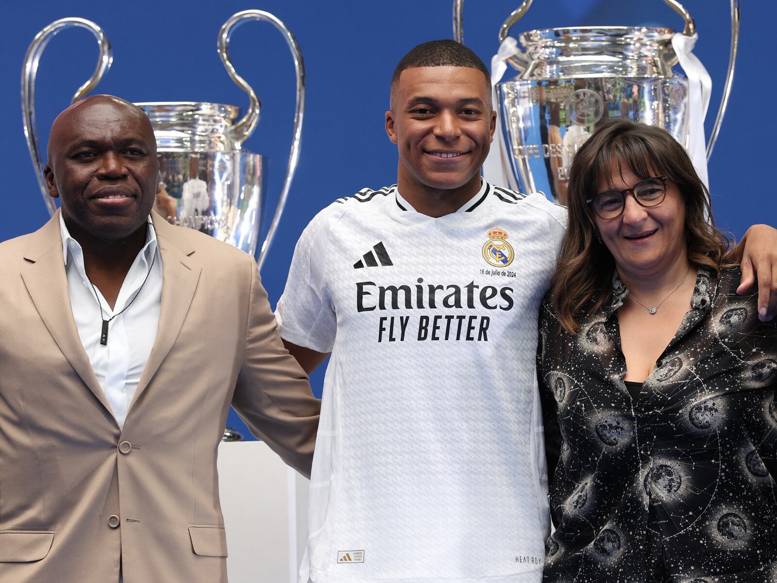 Kylian Mbappé al lado de sus dos padres el día que fue presentado como futbolista del Real Madrid (Foto: AFP)