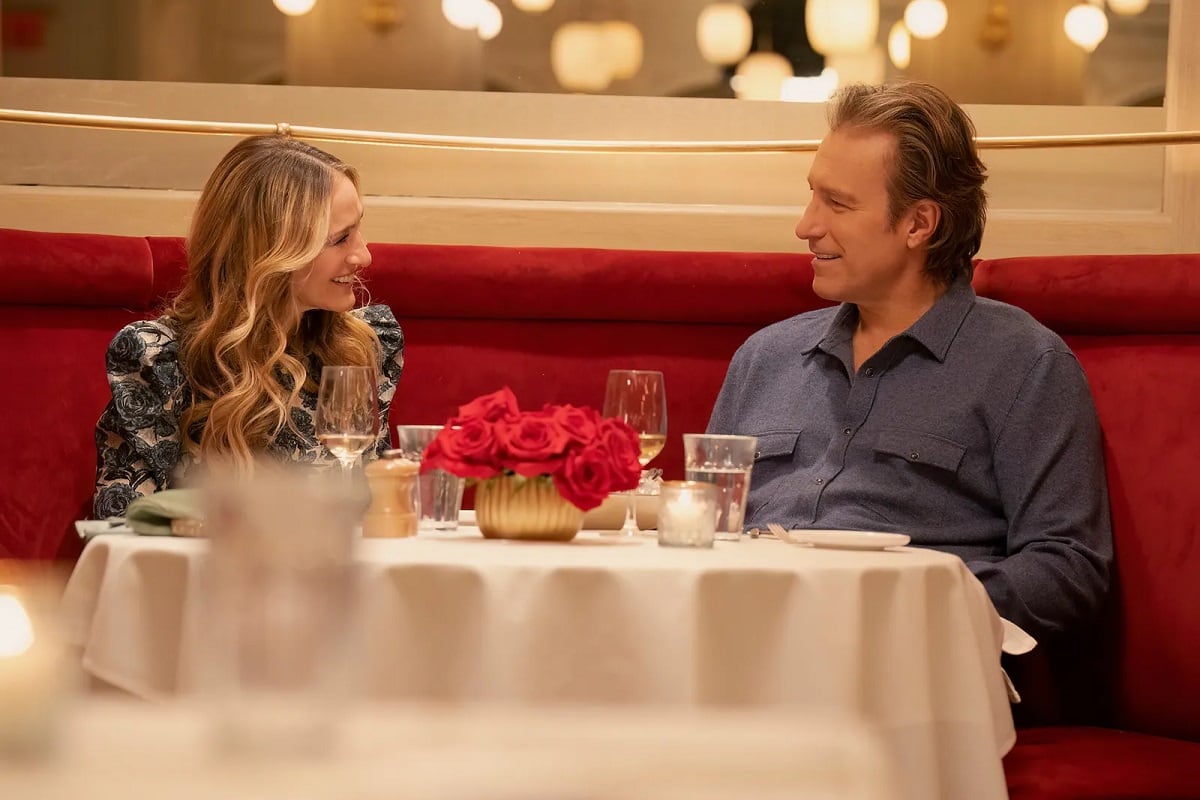 Carrie y Aidan en la temporada 2 de "And Just Like That..." (Foto: HBO Max)