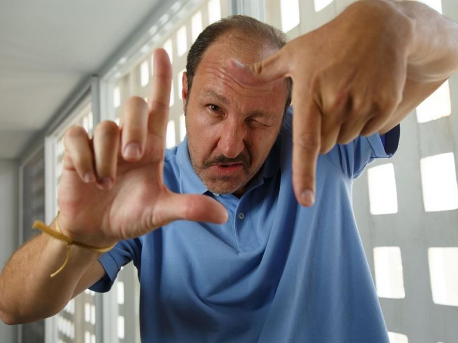 El actor simulando una toma fotográfica (Foto: Rodrigo Murray / Instagram)